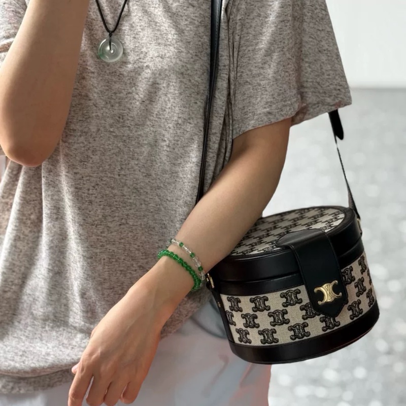 Celine 大號圓餅包-5