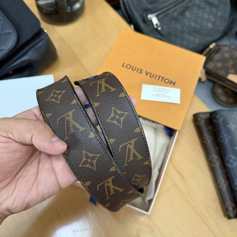 Lv 老花黑色肩帶 (J02288)-1