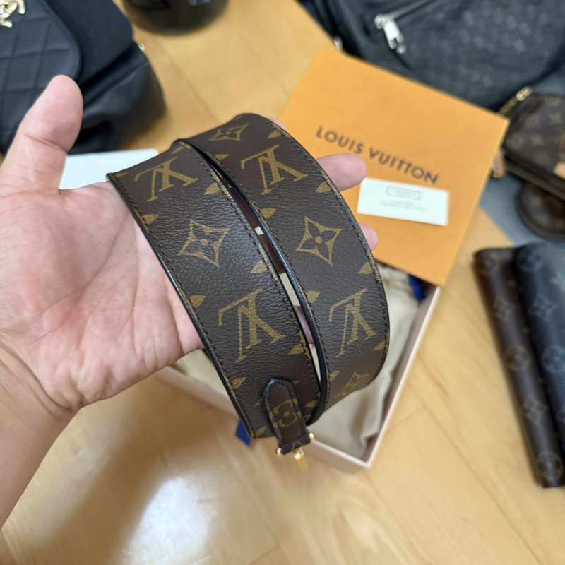 Lv 老花黑色肩帶 (J02288)-2
