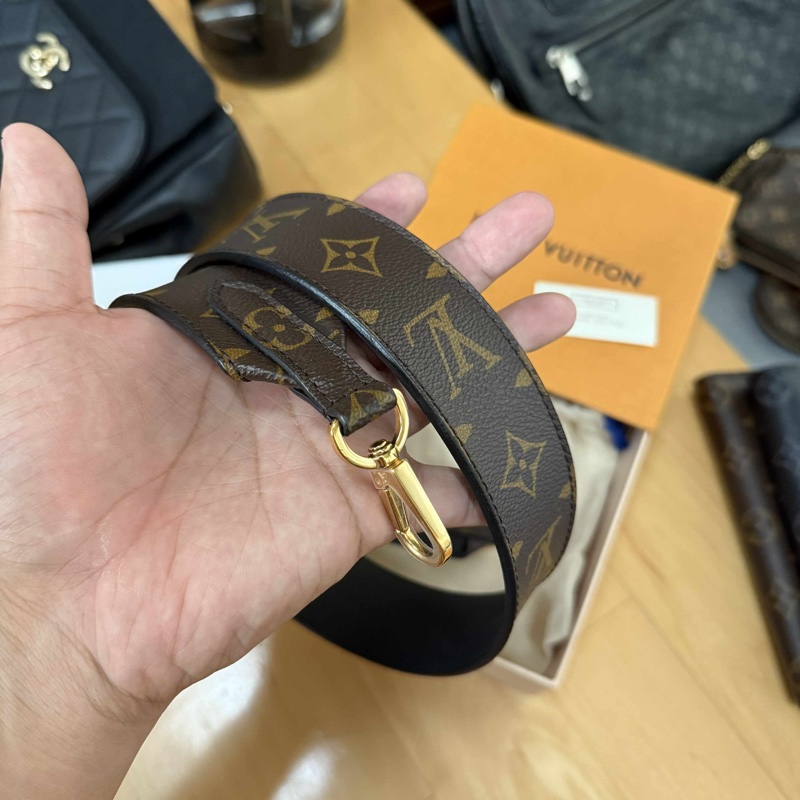Lv 老花黑色肩帶 (J02288)-3