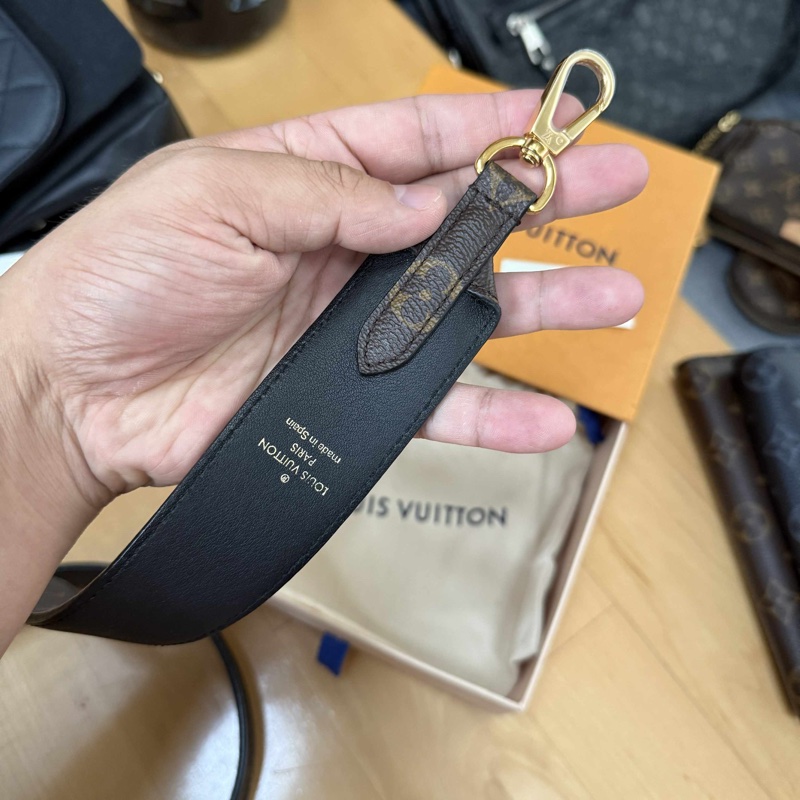 Lv 老花黑色肩帶 (J02288)-4