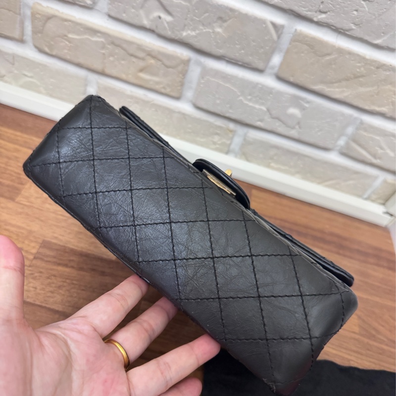 Chanel 2.55小號 黑金全配 近全新-10