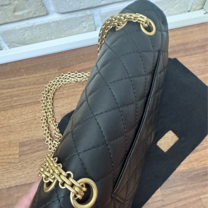 Chanel 2.55小號 黑金全配 近全新-15
