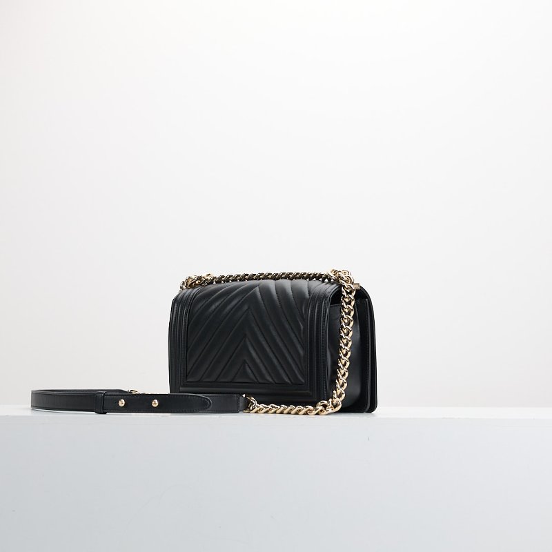 Chanel Boy 25 黑金牛山形紋-2
