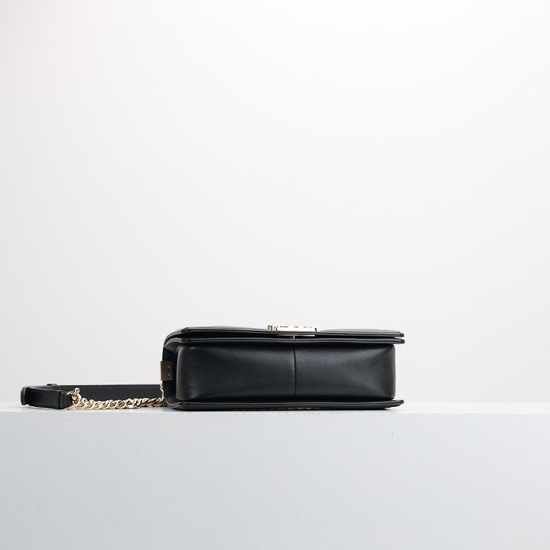 Chanel Boy 25 黑金牛山形紋-3
