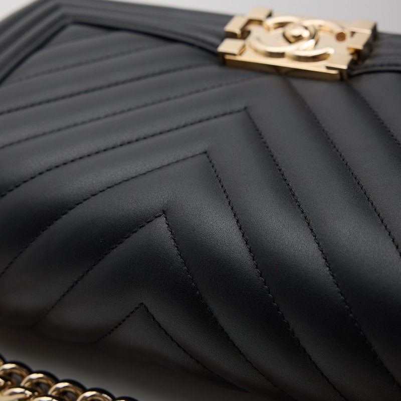 Chanel Boy 25 黑金牛山形紋-11