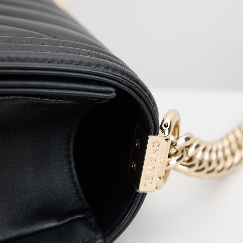 Chanel Boy 25 黑金牛山形紋-12