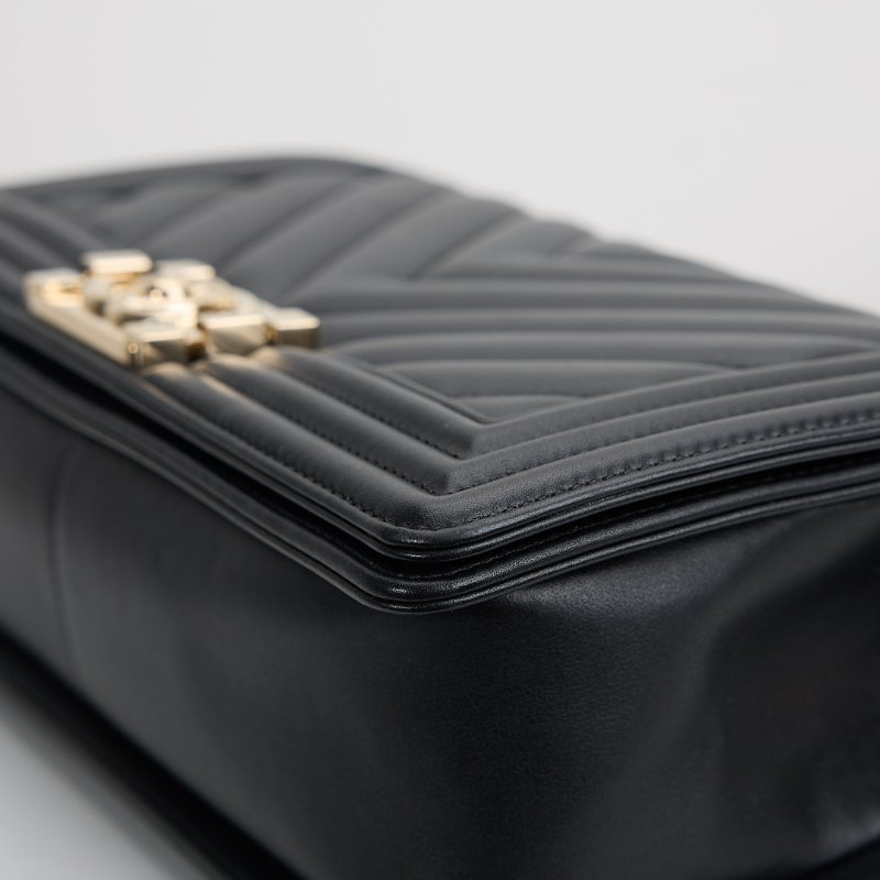 Chanel Boy 25 黑金牛山形紋-13