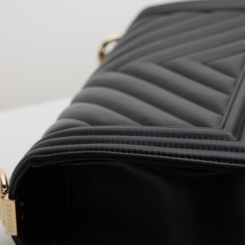 Chanel Boy 25 黑金牛山形紋-16