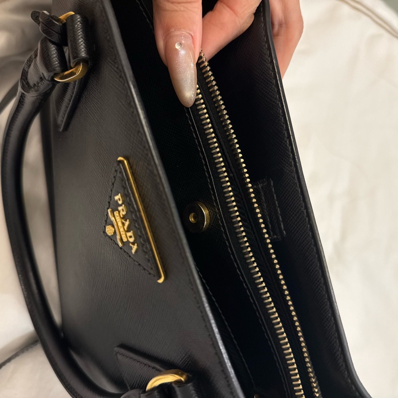 Prada 黑金殺手包-21