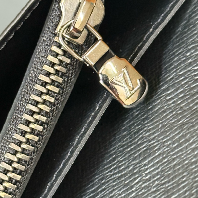 Lv 黑花對開長夾-9