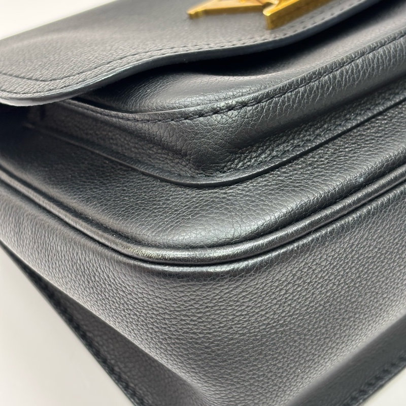 LouisVuitton路易威登Lockme黑金單肩斜挎郵差包-3