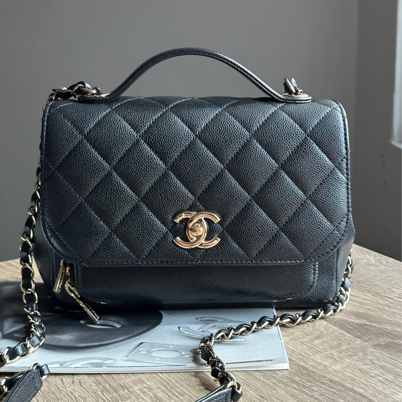 ˗ˏˋ 一眼萬年 º· 𓈒꙳ ˖ Chanel A93607 晶片款 Bussiness Affinity 黑色荔枝牛皮金釦 中號 郵差包 斜背包-1