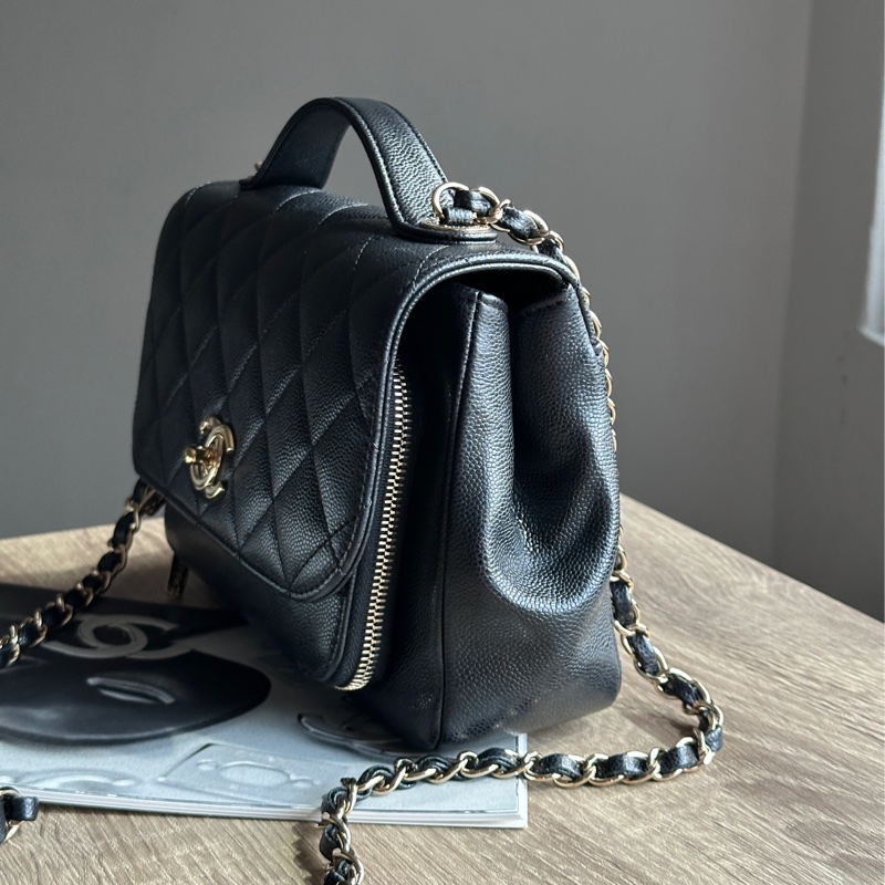 ˗ˏˋ 一眼萬年 º· 𓈒꙳ ˖ Chanel A93607 晶片款 Bussiness Affinity 黑色荔枝牛皮金釦 中號 郵差包 斜背包-2