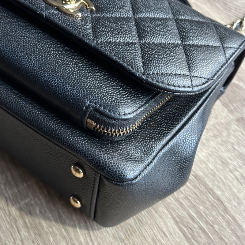˗ˏˋ 一眼萬年 º· 𓈒꙳ ˖ Chanel A93607 晶片款 Bussiness Affinity 黑色荔枝牛皮金釦 中號 郵差包 斜背包-6