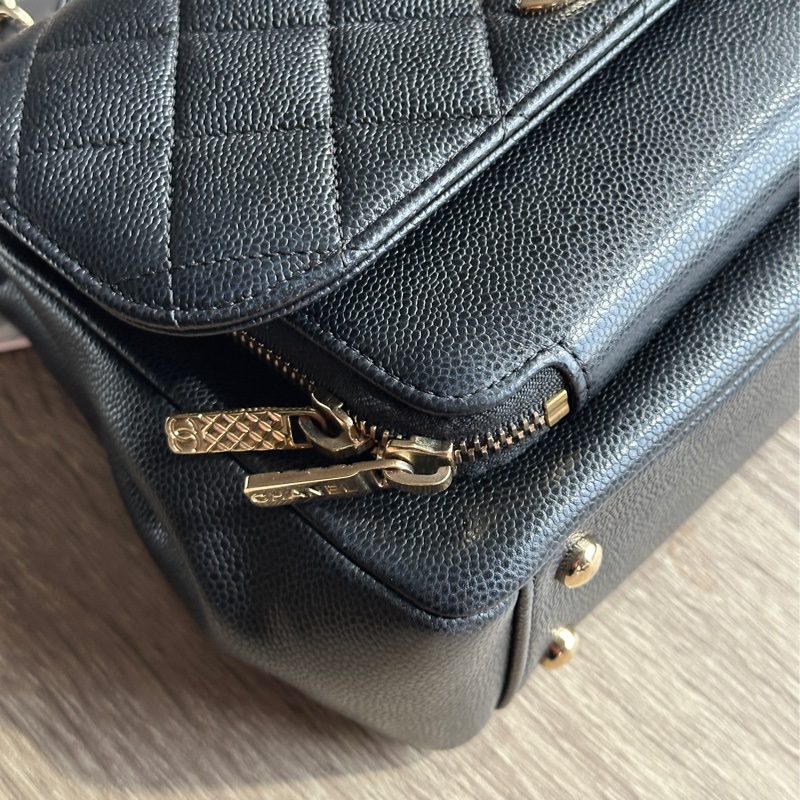 ˗ˏˋ 一眼萬年 º· 𓈒꙳ ˖ Chanel A93607 晶片款 Bussiness Affinity 黑色荔枝牛皮金釦 中號 郵差包 斜背包-7