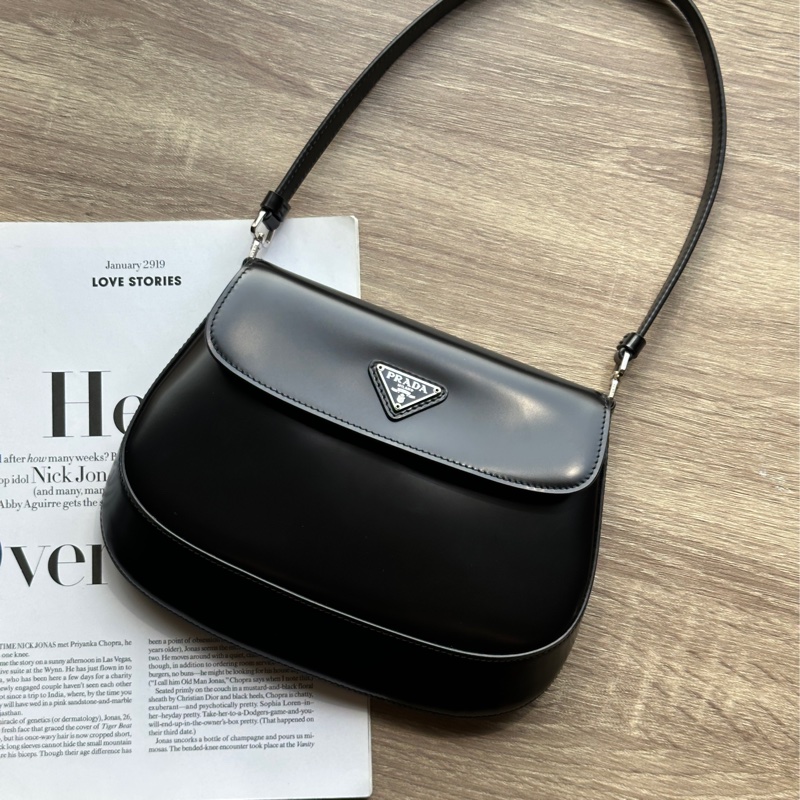 ˗ˏˋ 整天關注時尚的時髦精 º· 𓈒꙳ ˖ Prada 1BD311 明星 超模同款 Cleo 小號 黑色拋光小牛皮 肩背包 腋下包-0