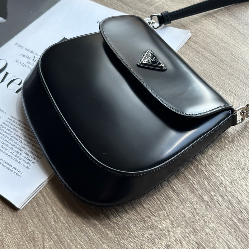 ˗ˏˋ 整天關注時尚的時髦精 º· 𓈒꙳ ˖ Prada 1BD311 明星 超模同款 Cleo 小號 黑色拋光小牛皮 肩背包 腋下包-1