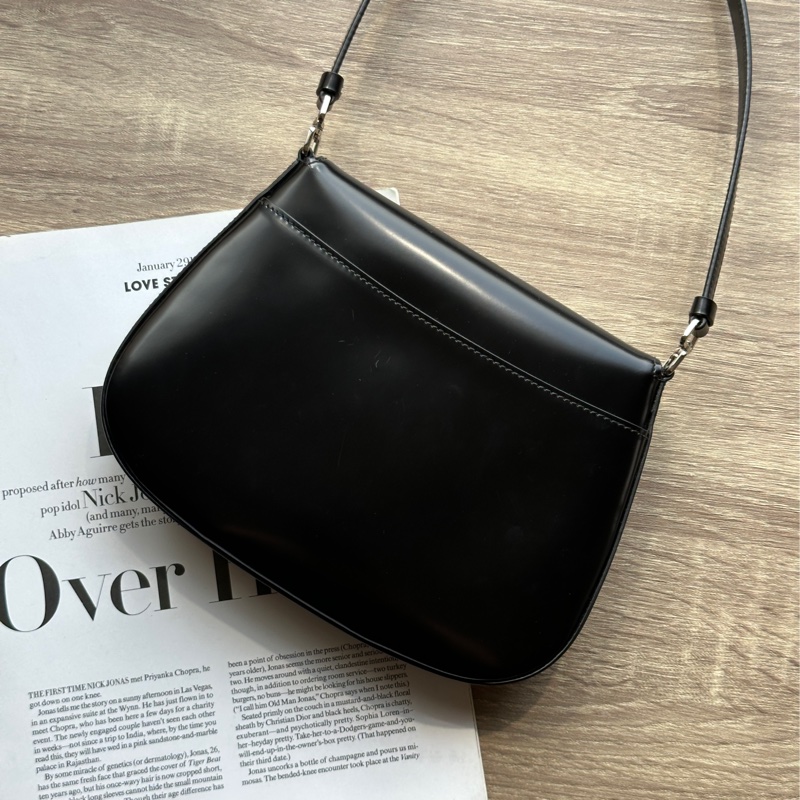 ˗ˏˋ 整天關注時尚的時髦精 º· 𓈒꙳ ˖ Prada 1BD311 明星 超模同款 Cleo 小號 黑色拋光小牛皮 肩背包 腋下包-2