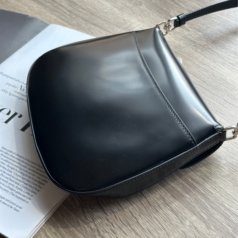 ˗ˏˋ 整天關注時尚的時髦精 º· 𓈒꙳ ˖ Prada 1BD311 明星 超模同款 Cleo 小號 黑色拋光小牛皮 肩背包 腋下包-3