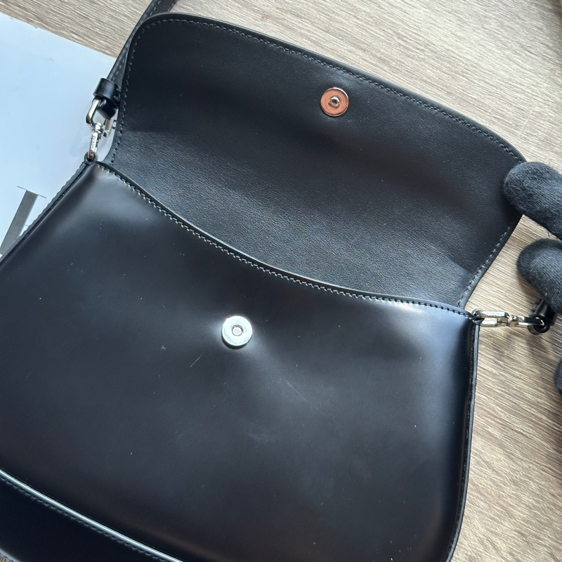 ˗ˏˋ 整天關注時尚的時髦精 º· 𓈒꙳ ˖ Prada 1BD311 明星 超模同款 Cleo 小號 黑色拋光小牛皮 肩背包 腋下包-7