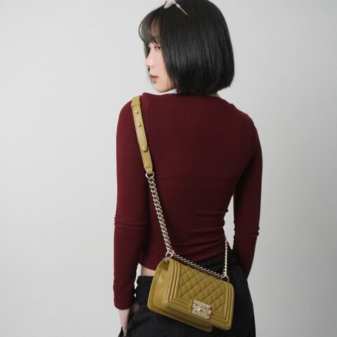 Chanel 展示品 Boy 菱格羊皮淡金釦掀蓋斜背包-20cm(A67085-芥末綠)