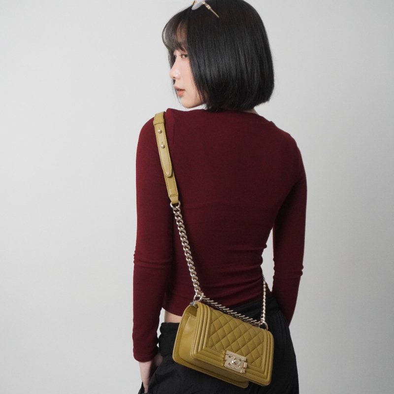 Chanel 展示品 Boy 菱格羊皮淡金釦掀蓋斜背包-20cm(A67085-芥末綠)-0