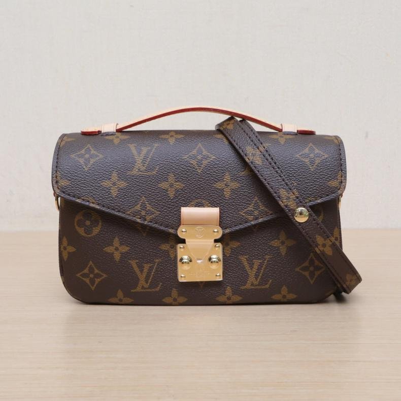 Metis East West Pouch 橫版郵差包老花 PVC 金扣芯片-0