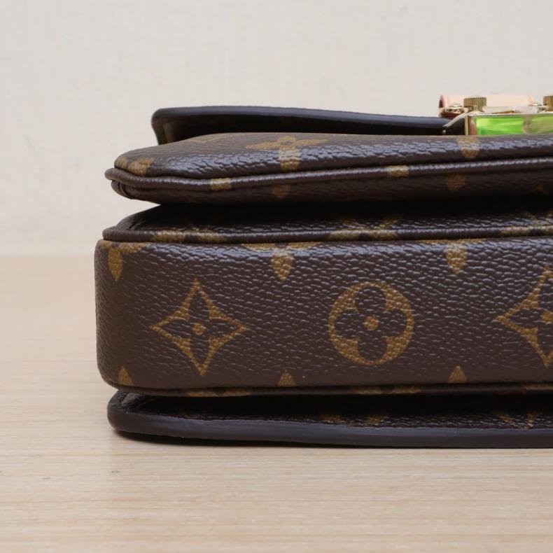 Metis East West Pouch 橫版郵差包老花 PVC 金扣芯片-2