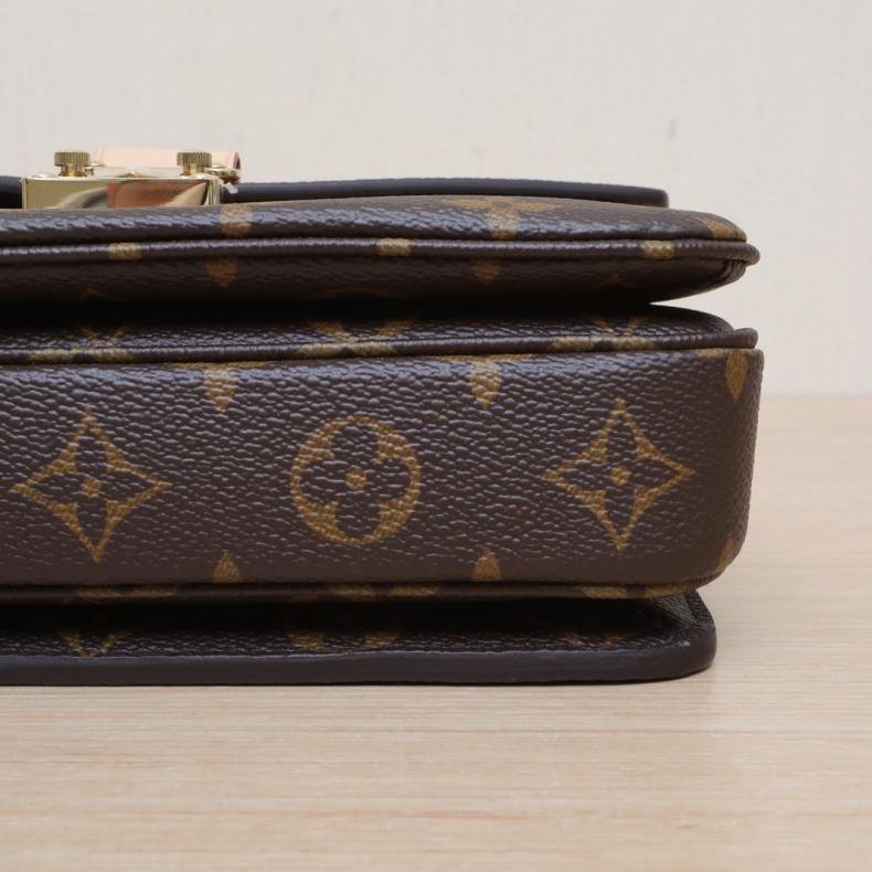 Metis East West Pouch 橫版郵差包老花 PVC 金扣芯片-3