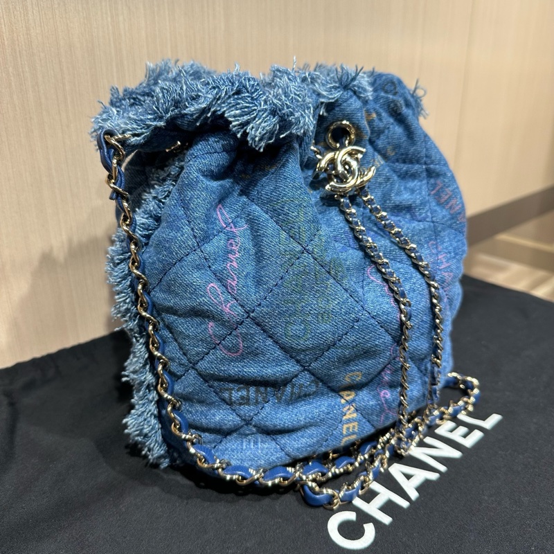 CHANEL香奈兒22P菱格皮穿鏈丹寧布水桶包藍色拼多色-1