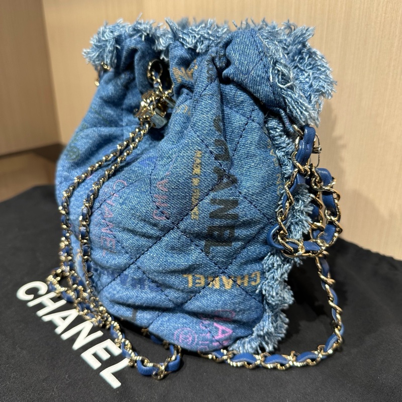 CHANEL香奈兒22P菱格皮穿鏈丹寧布水桶包藍色拼多色-2