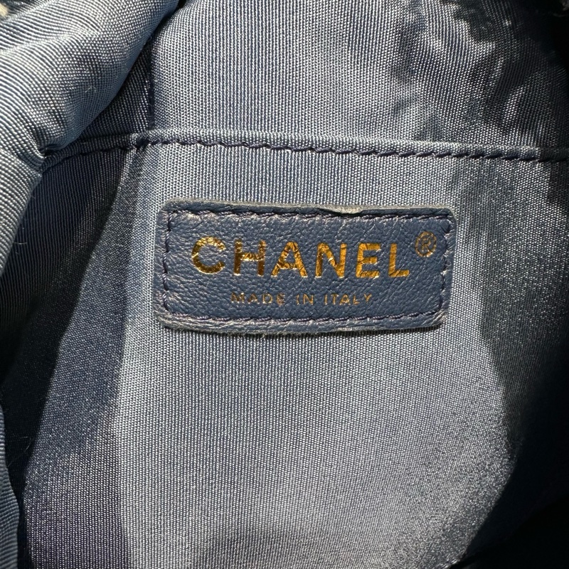 CHANEL香奈兒22P菱格皮穿鏈丹寧布水桶包藍色拼多色-7