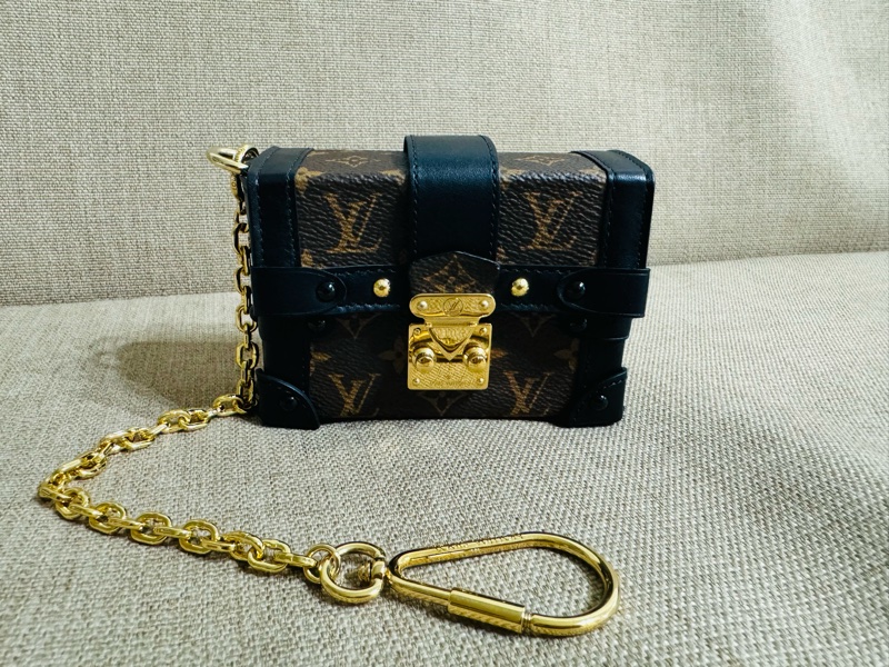 售 二手真品 Louis Vuitton LV M62553 Essen Trunk Mng 迷你硬箱吊飾-2
