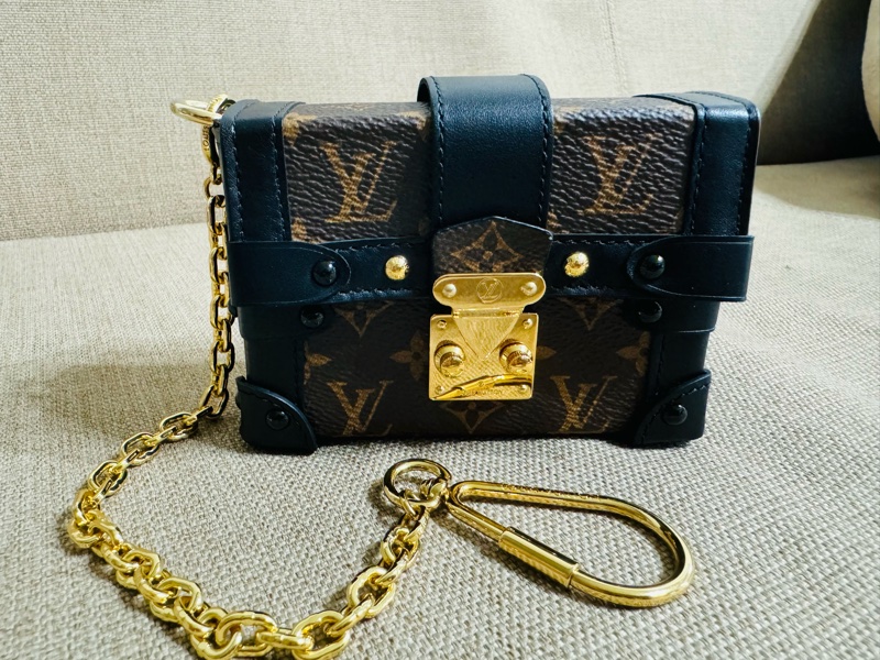 售 二手真品 Louis Vuitton LV M62553 Essen Trunk Mng 迷你硬箱吊飾-3