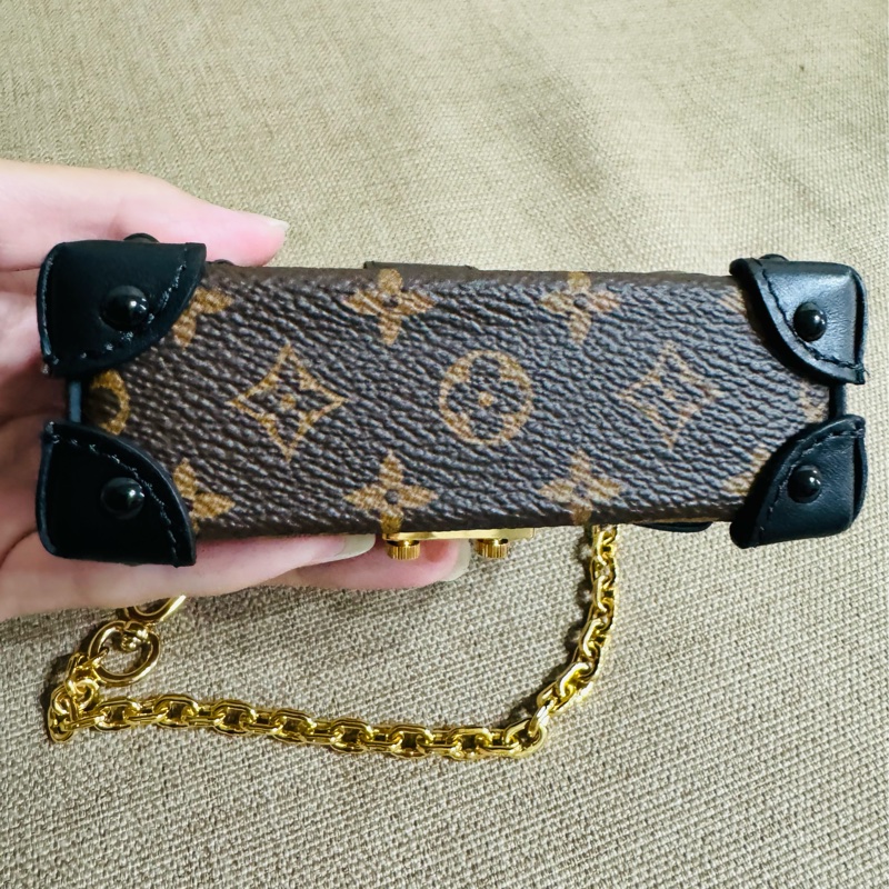 售 二手真品 Louis Vuitton LV M62553 Essen Trunk Mng 迷你硬箱吊飾-8