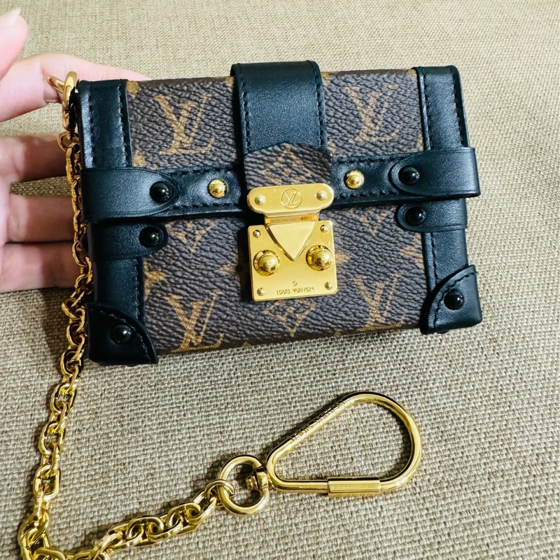 售 二手真品 Louis Vuitton LV M62553 Essen Trunk Mng 迷你硬箱吊飾-10