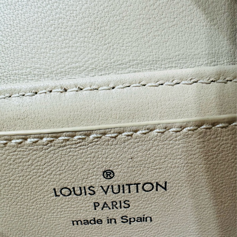 售 二手真品 Louis Vuitton LV M62553 Essen Trunk Mng 迷你硬箱吊飾-13