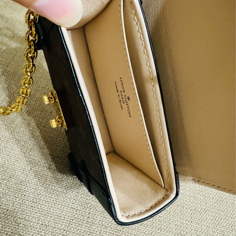 售 二手真品 Louis Vuitton LV M62553 Essen Trunk Mng 迷你硬箱吊飾-15