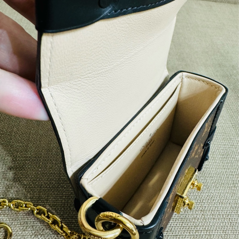 售 二手真品 Louis Vuitton LV M62553 Essen Trunk Mng 迷你硬箱吊飾-16