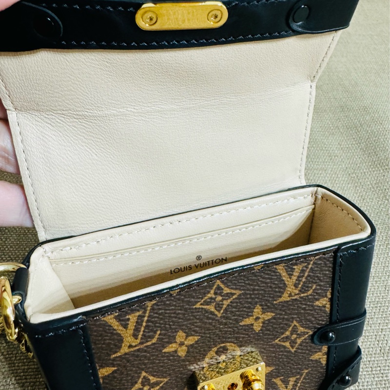 售 二手真品 Louis Vuitton LV M62553 Essen Trunk Mng 迷你硬箱吊飾-18