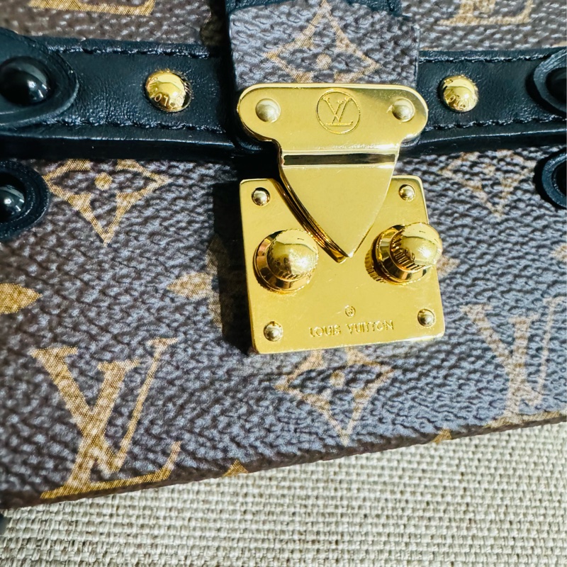 售 二手真品 Louis Vuitton LV M62553 Essen Trunk Mng 迷你硬箱吊飾-19