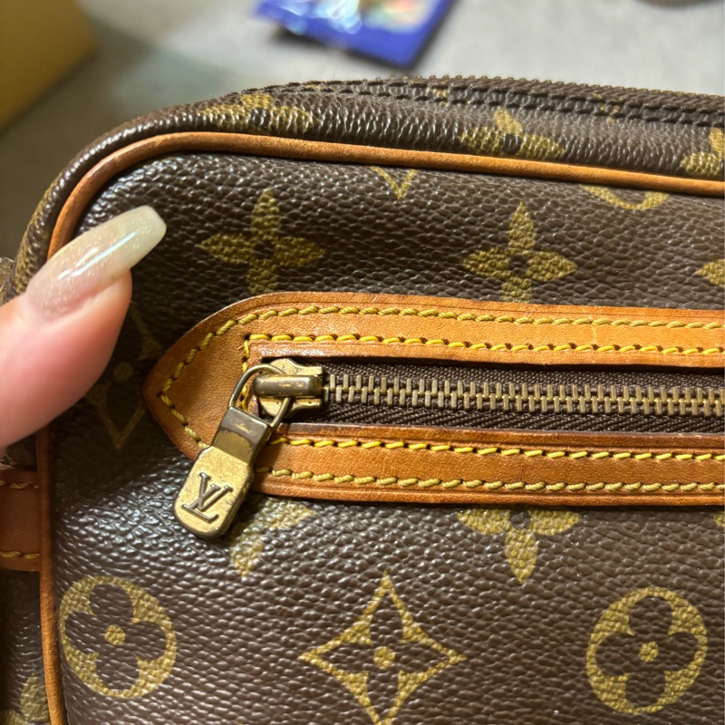 🏷️ Louis Vuitton 手拿包-25