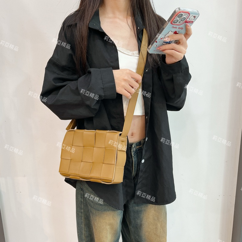 莉亞精品♡BV 5*3卡其斜背包 九新美包-1