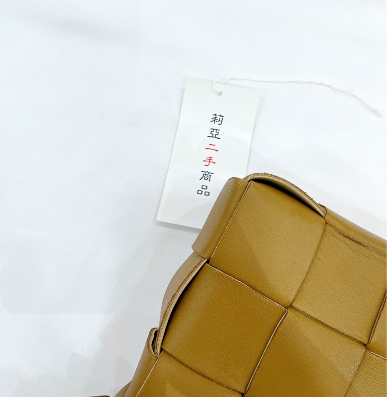 莉亞精品♡BV 5*3卡其斜背包 九新美包-11
