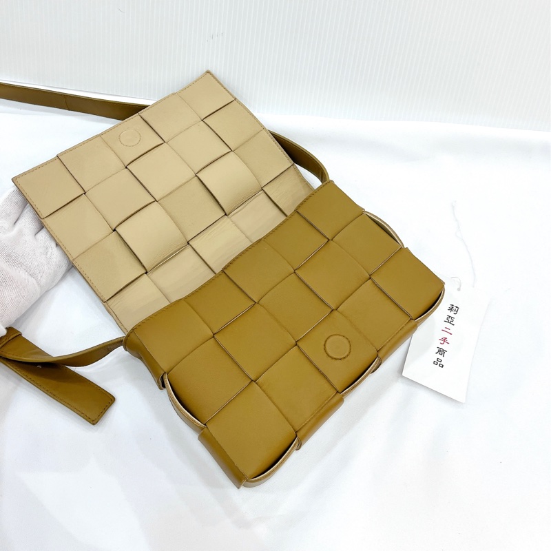 莉亞精品♡BV 5*3卡其斜背包 九新美包-12