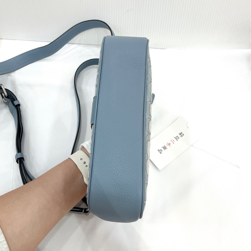 莉亞精品♡Coach 牛仔斜背包 淺藍色 九新美包-4