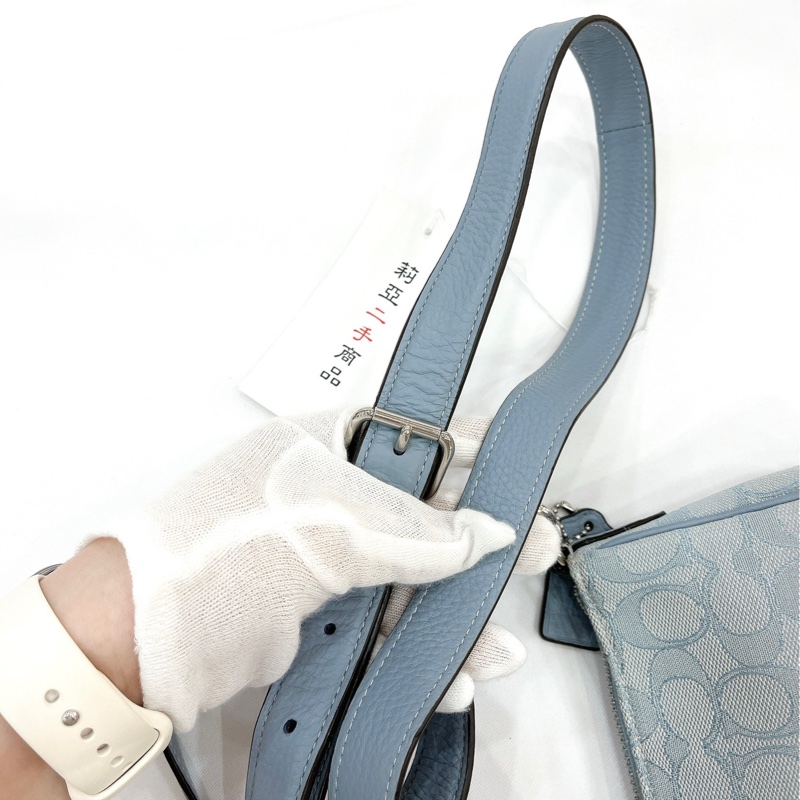 莉亞精品♡Coach 牛仔斜背包 淺藍色 九新美包-9