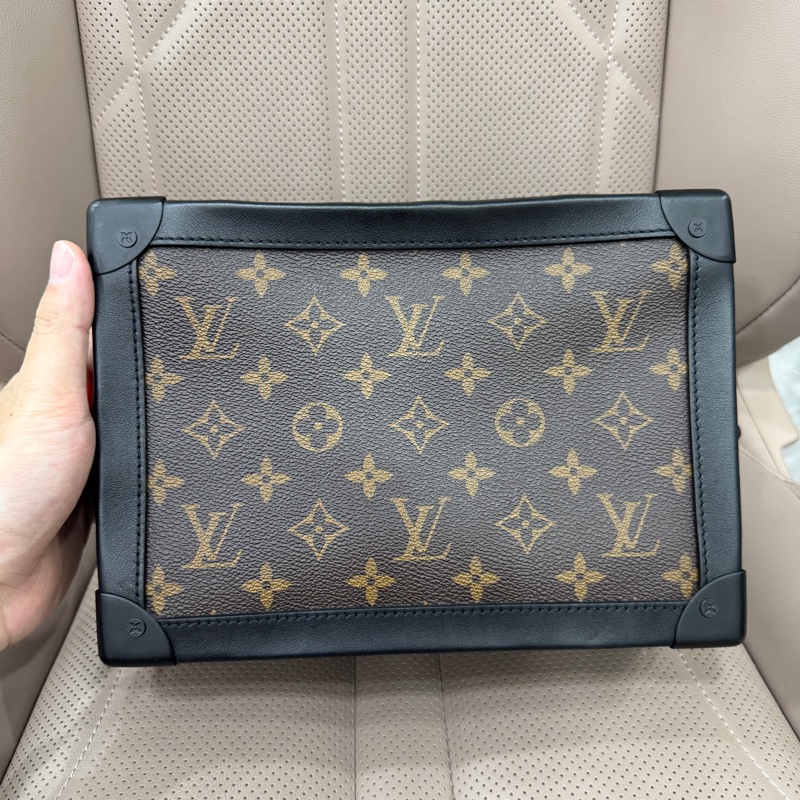 Lv 路易威登 Soft trunk 棕色老花黑边男士软盒子单肩斜挎包-0