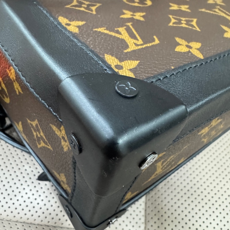 Lv 路易威登 Soft trunk 棕色老花黑边男士软盒子单肩斜挎包-24